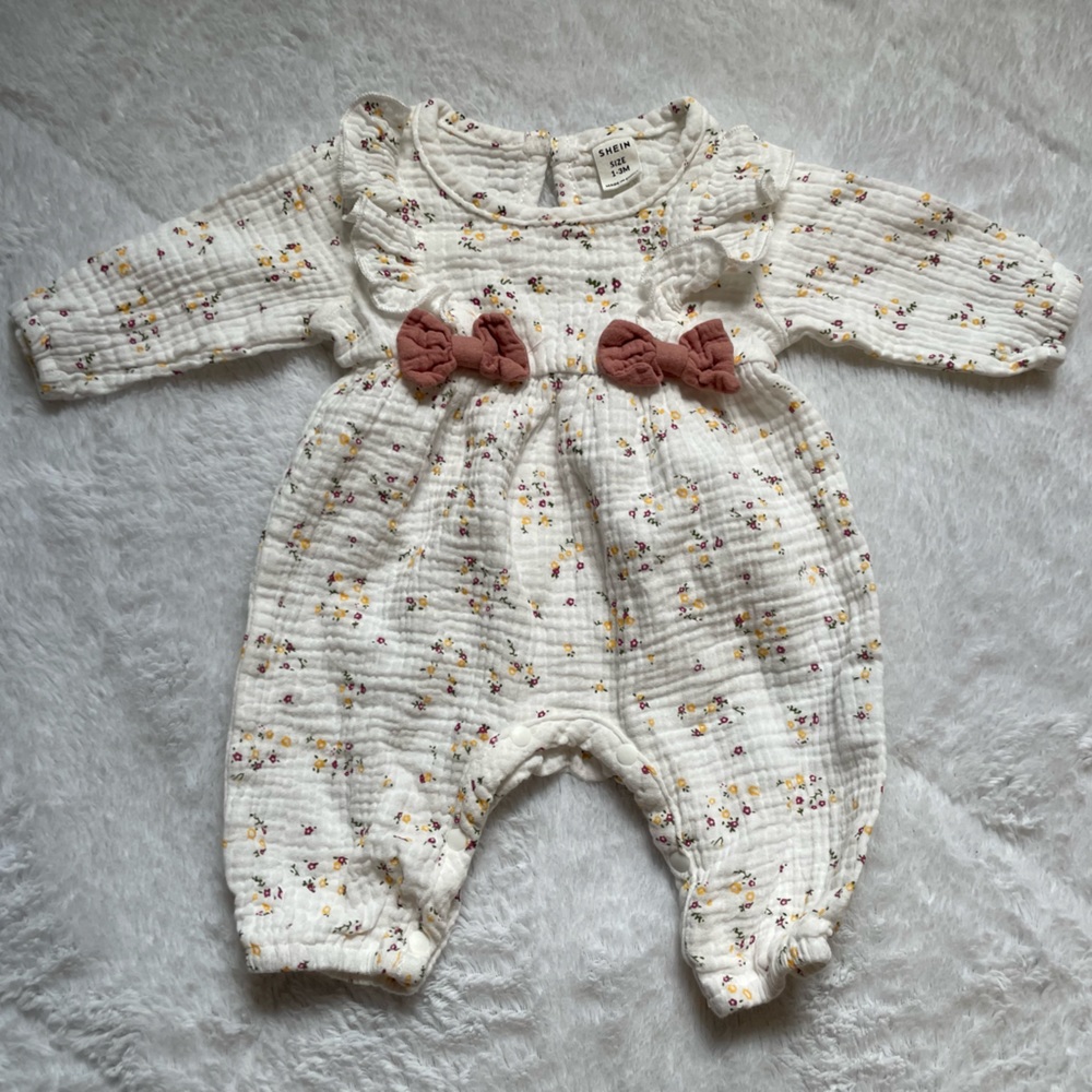 $3/ $12 baby onesies 🌸